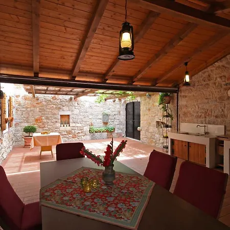 Vilă Vinodolsun Vallis Bribir (Primorje-Gorski Kotar)